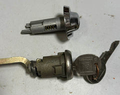 MID 2000'S CHEVROLET SILVERADO / GMC SIERRA - IGNITION AND DOOR LOCK W/ KEYS - 5L07