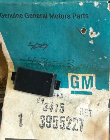 NOS GM 3955227 CAMARO CORVETTE CHEVELLE RETAINER